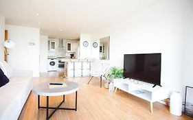 Stunning Two Bed Sea View Apartment With Pool & Gym